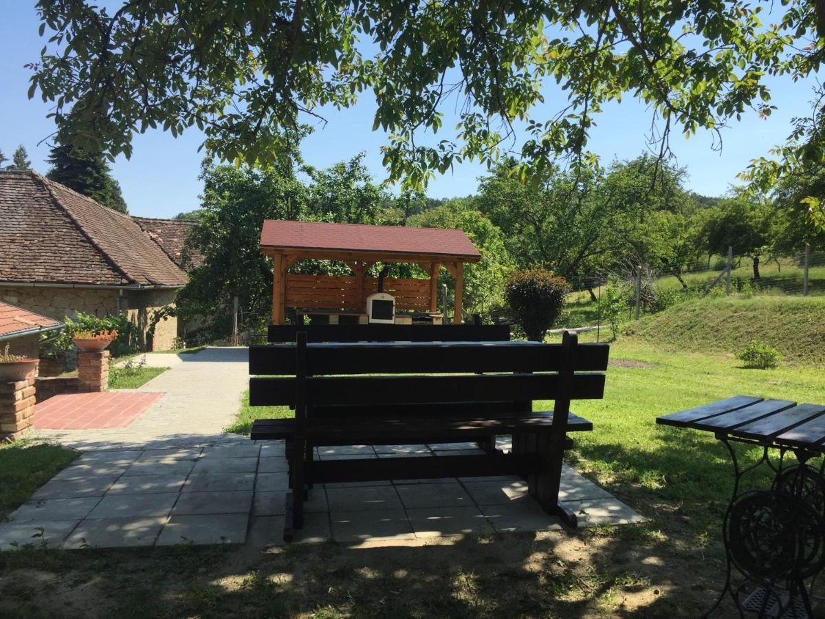 Levendula Porta Es Pajtaszinhaz Hotel Orfű Buitenkant foto