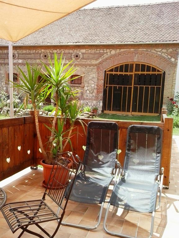 Levendula Porta Es Pajtaszinhaz Hotel Orfű Buitenkant foto