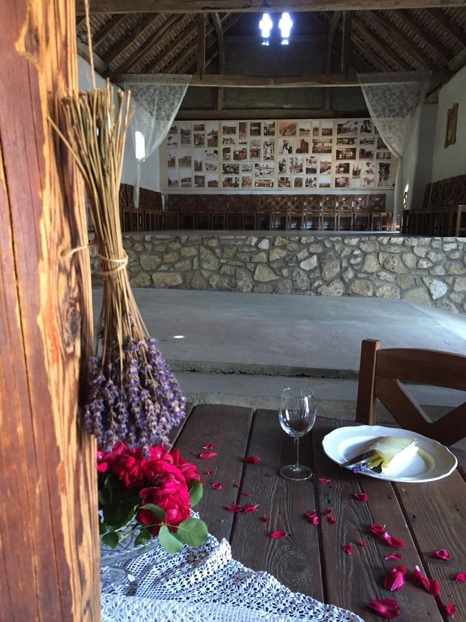 Levendula Porta Es Pajtaszinhaz Hotel Orfű Buitenkant foto
